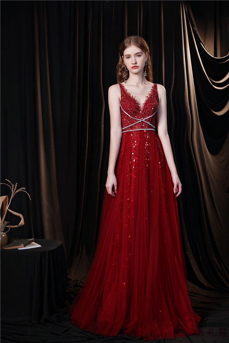 Robe de soirée deux pièces en soie avec long châle en plumes