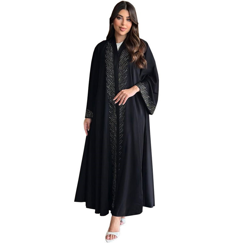 Robe noire élégante du Moyen-Orient avec ornements en strass et manches évasées