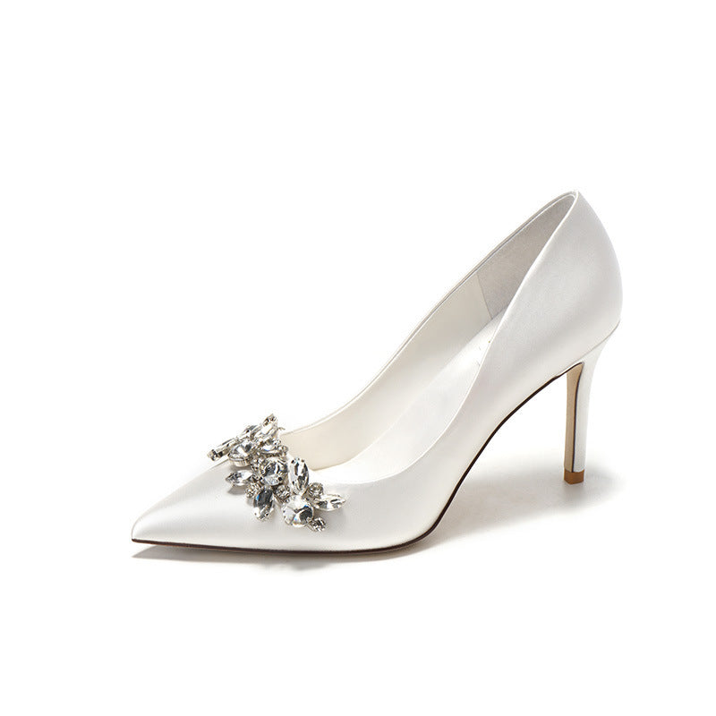Escarpins de mariée en satin blanc ornés de strass en cristal
