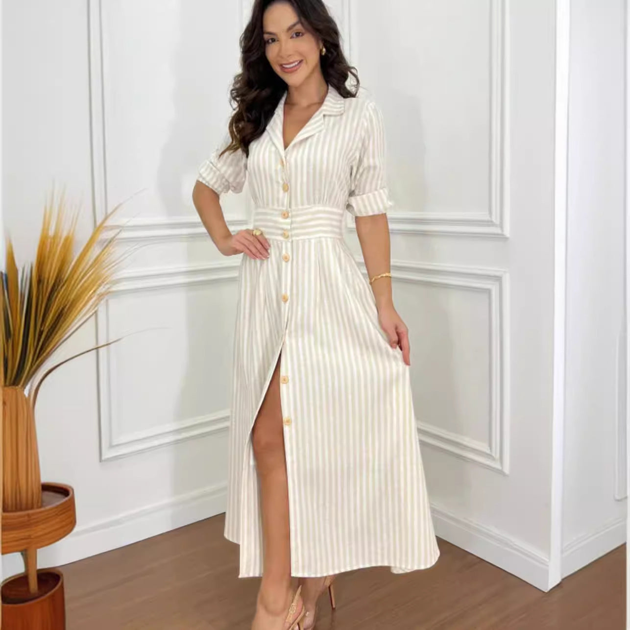 Élégante chemise longue rayée de style européen et américain avec une touche de tempérament