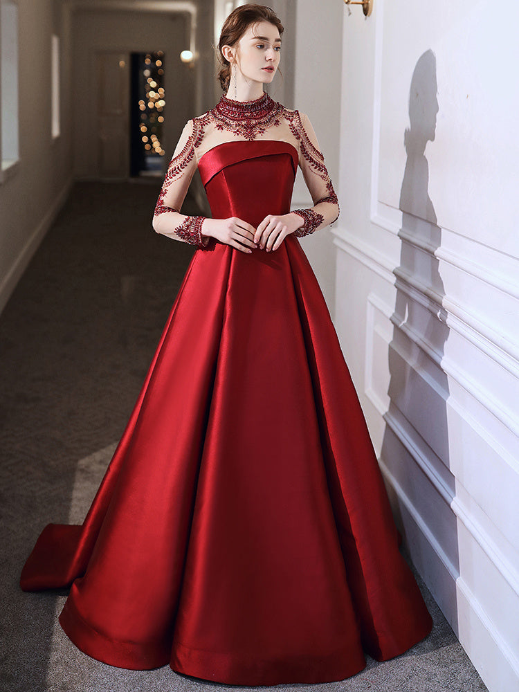 Robe en satin rouge bordeaux à col montant et fermeture éclair