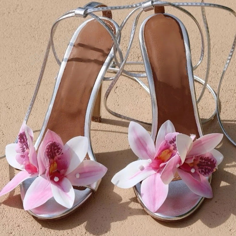 Chaussures pour femmes à talons aiguilles avec bride tissée métallique et bout ouvert