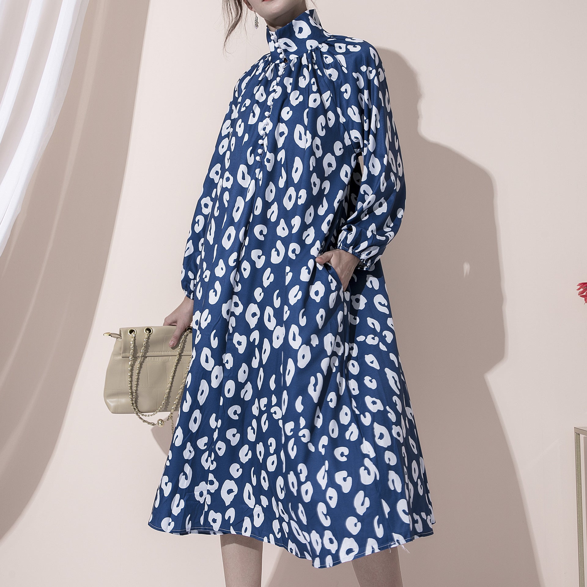Robe mi-longue imprimée cintrée à col montant, manches bouffantes et boutonnée