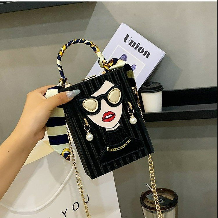 حقيبة كروس صغيرة مربعة بسلسلة وقفل