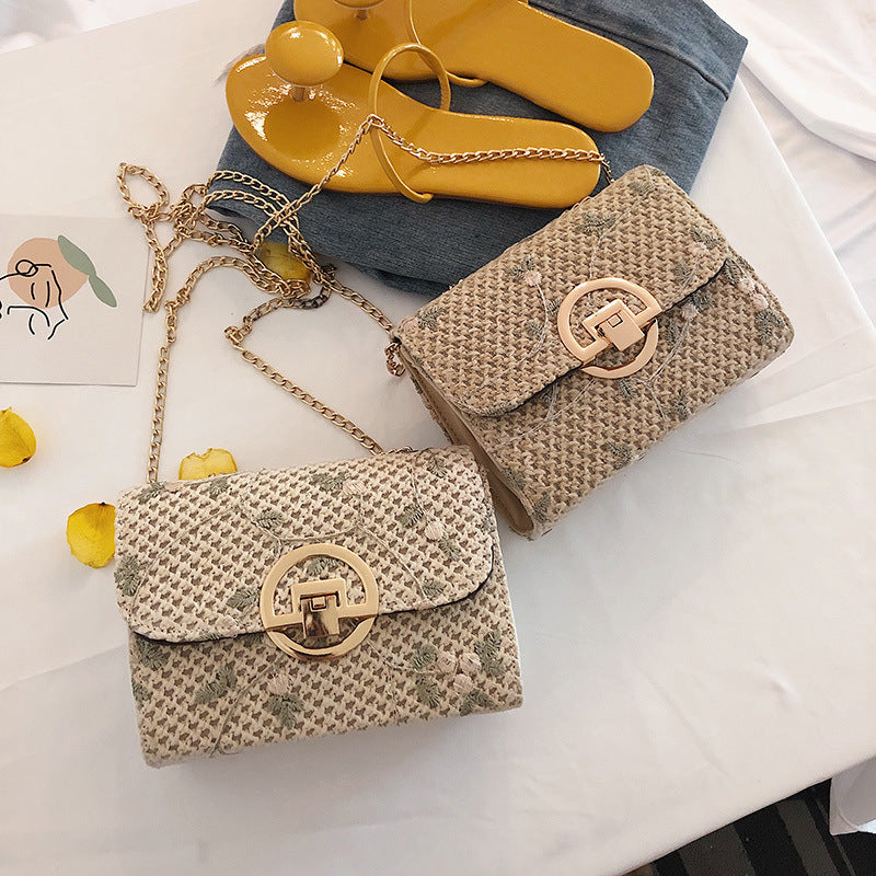 Petit sac en paille brodé à bandoulière fine
