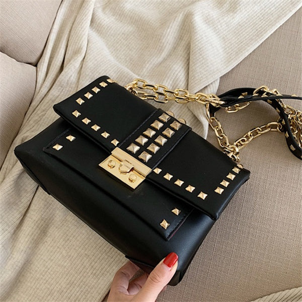 Sac seau à bandoulière clouté en PU avec fermeture à boucle