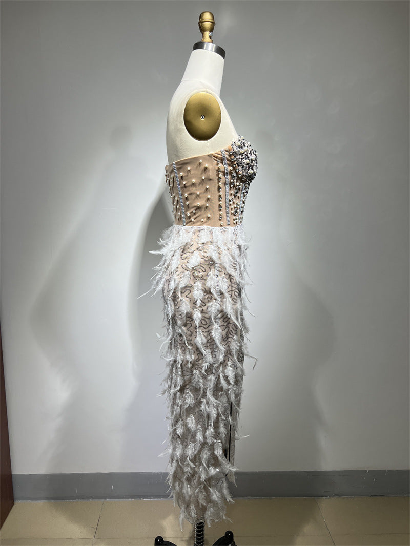 Robe Tube Transparente Fendue Haute Beige Ornée de Plumes et de Strass