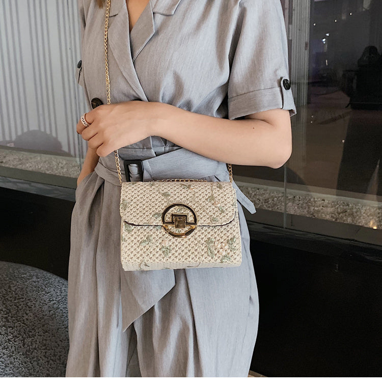 Petit sac en paille brodé à bandoulière fine