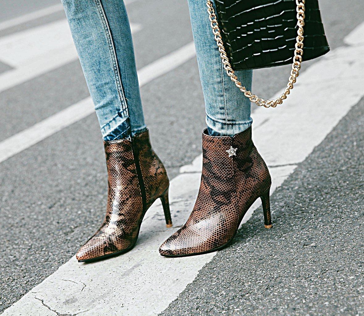 حذاء نسائي أنيق بكعب ستيليتو مدبب وسحاب جانبي، بنقشة جلد الثعبان الجذابة، مناسب للارتداء بدون كعب. 