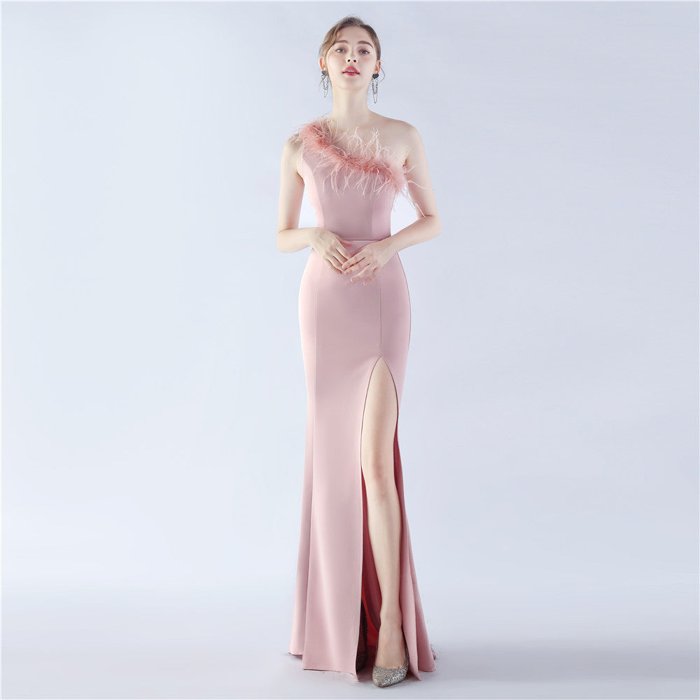 Robe de soirée en plumes d'autruche pour dîner-spectacle de mariage