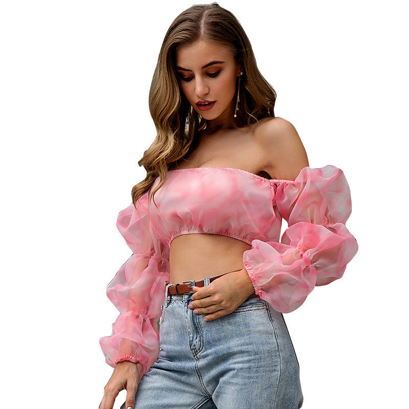 Blouse courte asymétrique en mousseline à manches bouffantes.