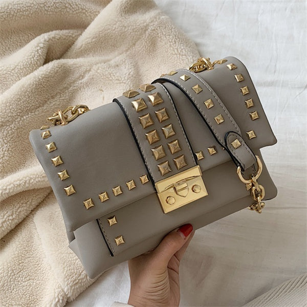 Sac seau à bandoulière clouté en PU avec fermeture à boucle