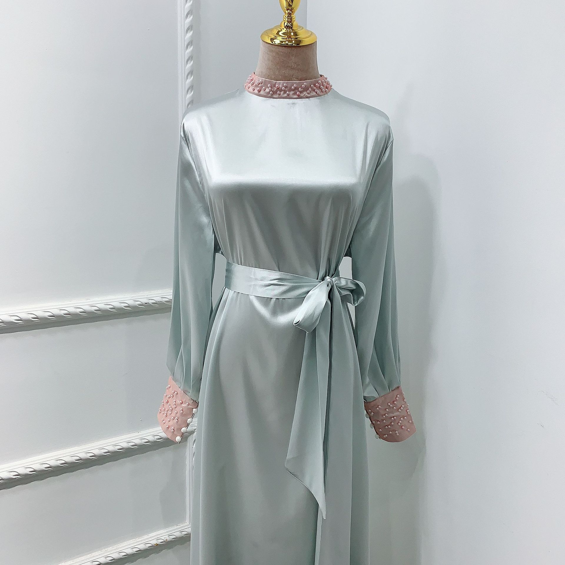 Robe Musulmane en Soie Ornée de Perles et Dentelle Vintage Douce