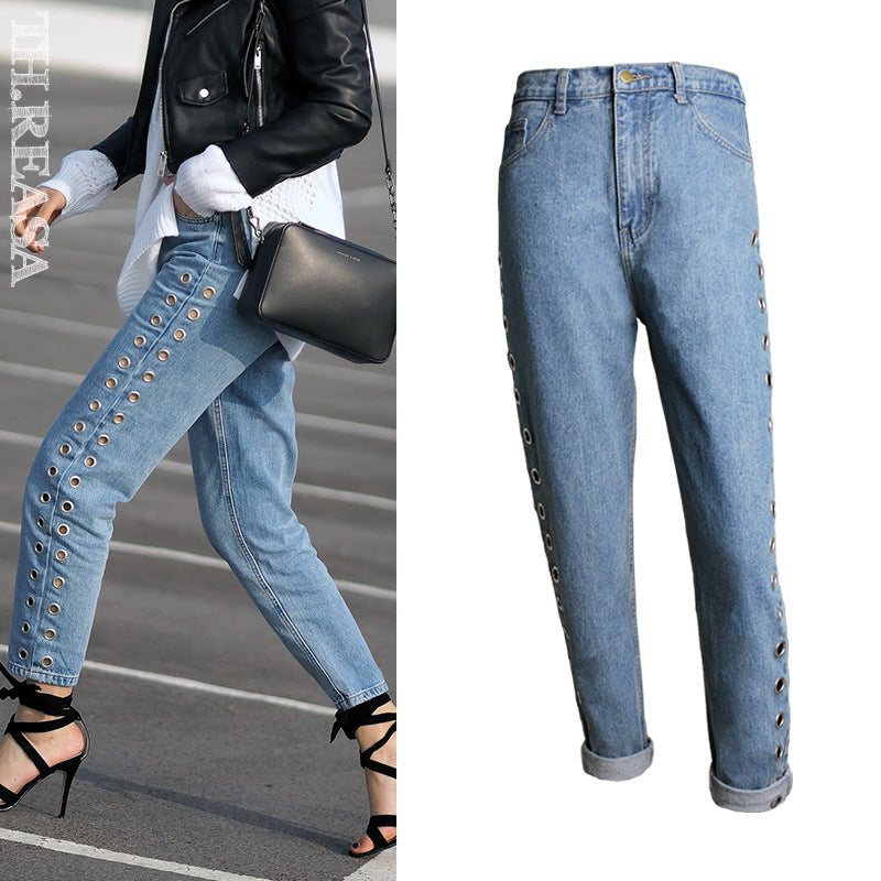 بنطلون جينز نسائي عصري من أوروبا وأمريكا، بخصر عالٍ وقصة فضفاضة، مزين بمسامير معدنية وعيون معدنية.