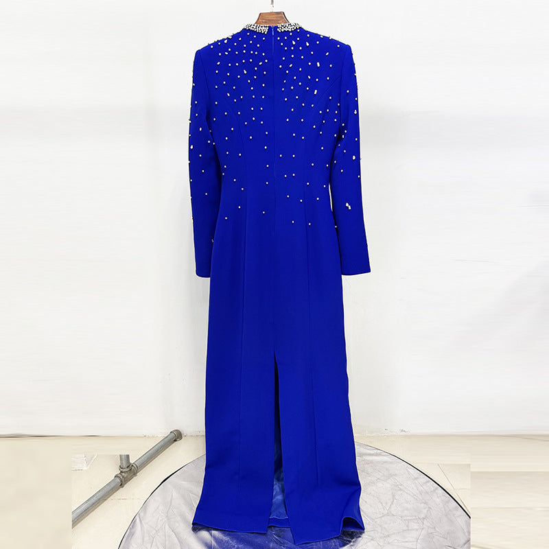 فستان طويل أنيق مزين بالخرز بشكل كثيف، بأكمام مشقوقة وفتحة رقبة مربعة.