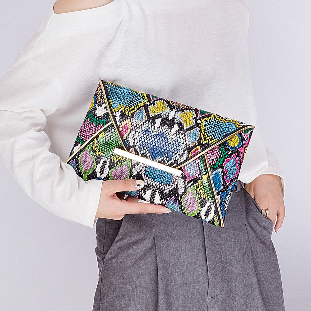 Pochette enveloppe en similicuir imprimé serpent, taille moyenne