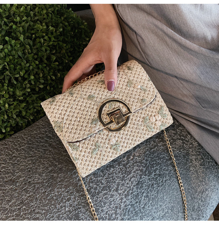 Petit sac en paille brodé à bandoulière fine