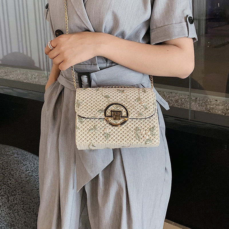Petit sac en paille brodé à bandoulière fine