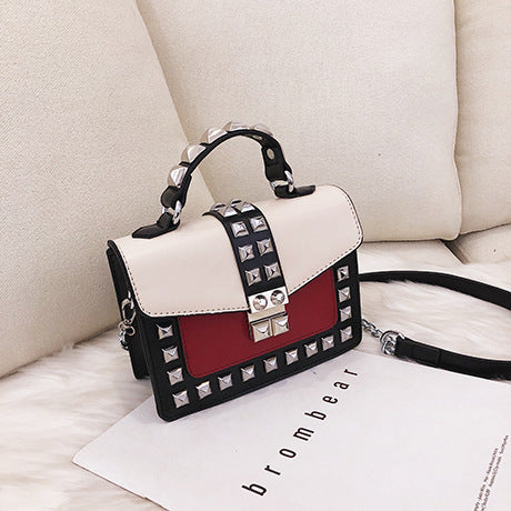 Sac seau à bandoulière clouté en PU avec fermeture à boucle