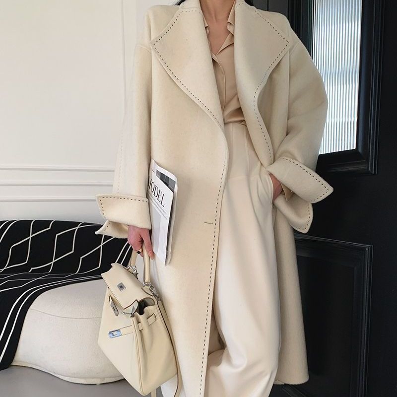 Manteau double-face en laine avec revers en fourrure longue et détails lacés en blanc ivoire et noir, tailles S-L