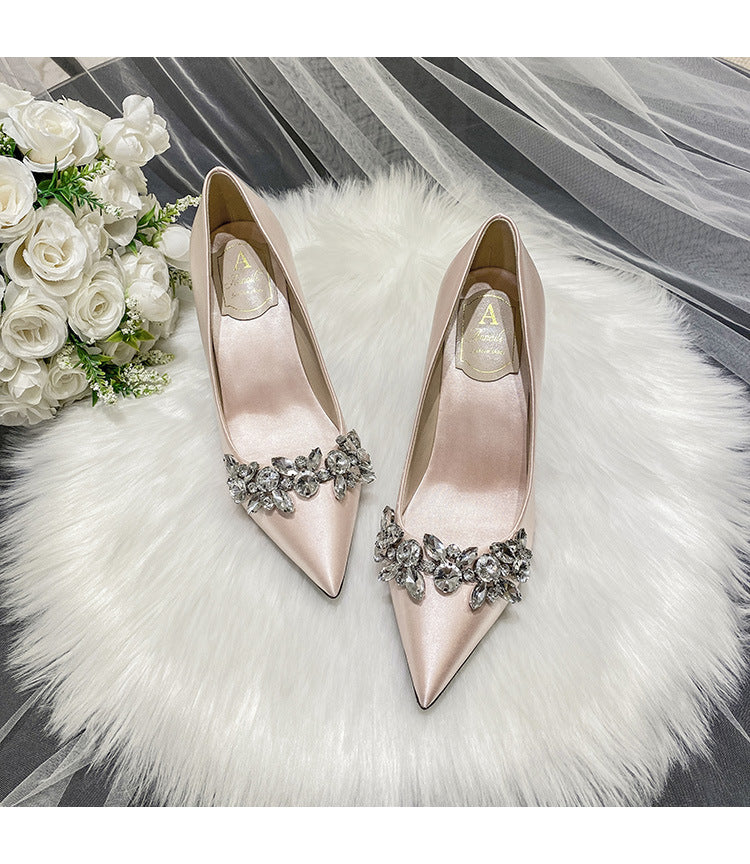 Escarpins de mariée en satin blanc ornés de strass en cristal