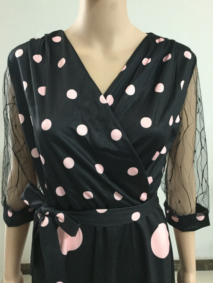 Robe longue grande taille à pois et col en V avec manches en dentelle