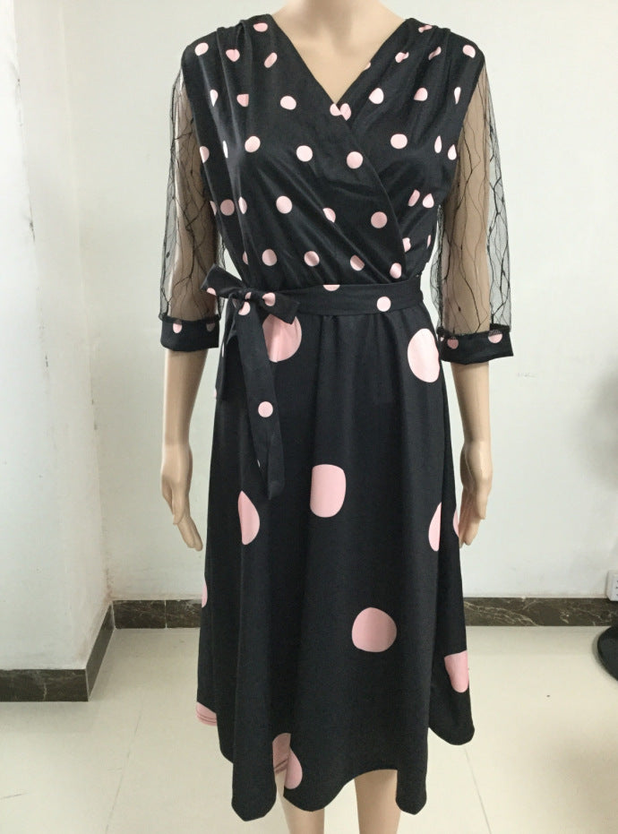 Robe longue grande taille à pois et col en V avec manches en dentelle