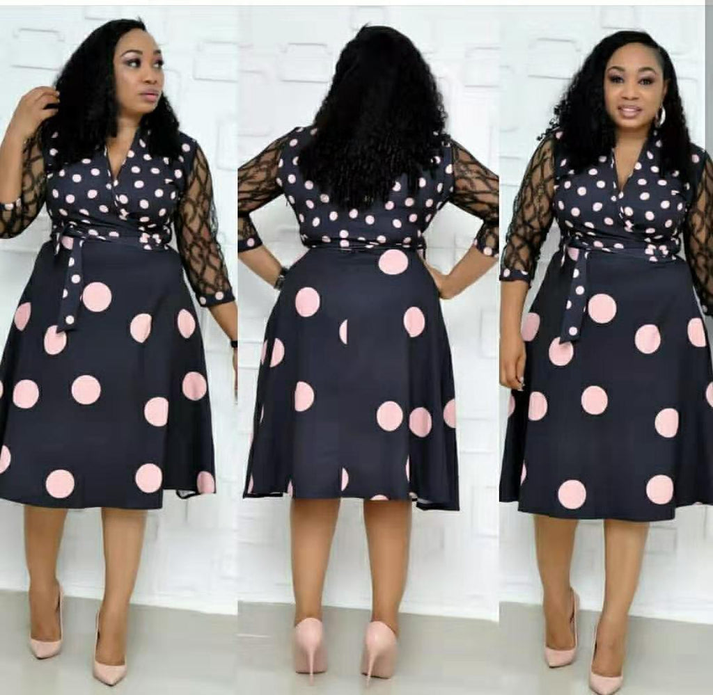 Robe longue grande taille à pois et col en V avec manches en dentelle