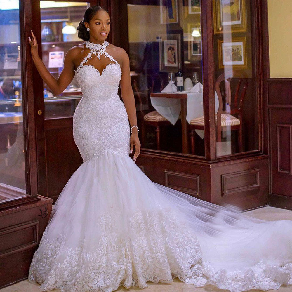 Robe de mariée sirène sans manches avec boutons de perles et grande traîne