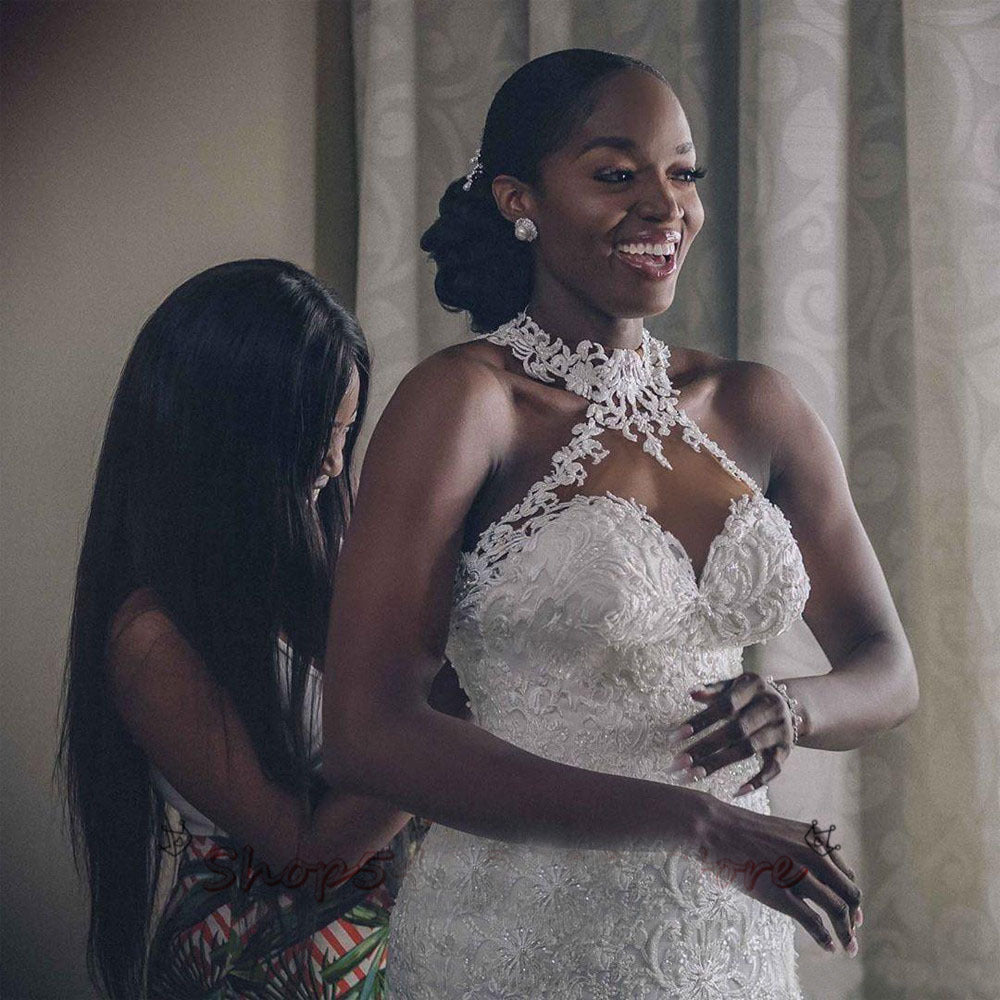 Robe de mariée sirène sans manches avec boutons de perles et grande traîne