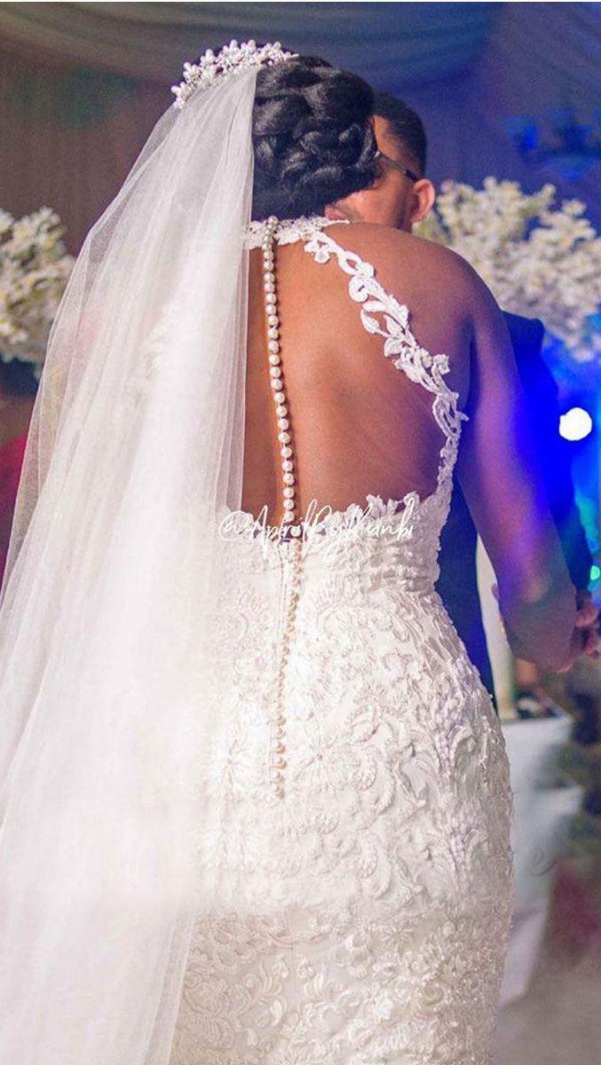 Robe de mariée sirène sans manches avec boutons de perles et grande traîne