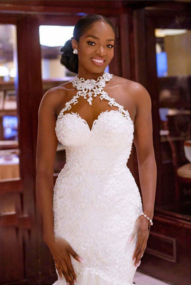 Robe de mariée sirène sans manches avec boutons de perles et grande traîne