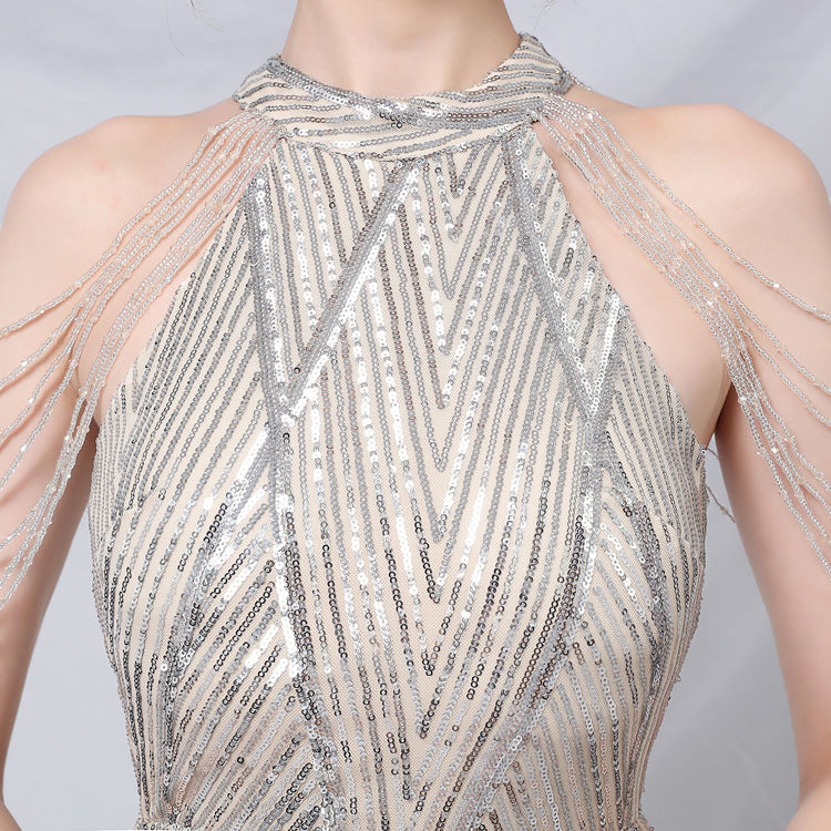 فستان سهرة ضيق بحزام عالي الخصر ومطرز بالترتر وأحجار الراين