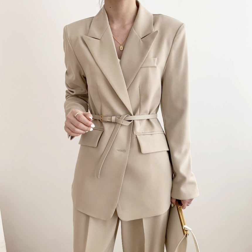 Court tailleur français avec ceinture en polyester noir et abricot