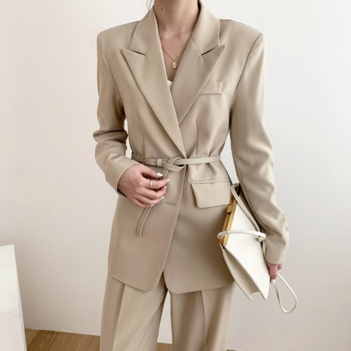 Court tailleur français avec ceinture en polyester noir et abricot