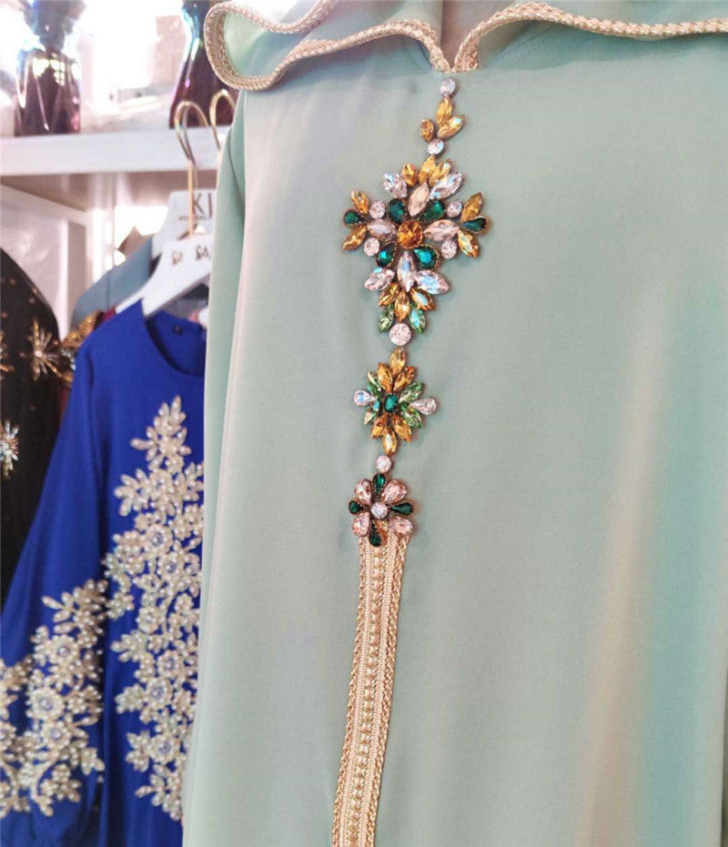 فستان أخضر بغطاء رأس بلون الأفوكادو، فستان سفر بتصميم مغربي مزين بخياطة تركية.