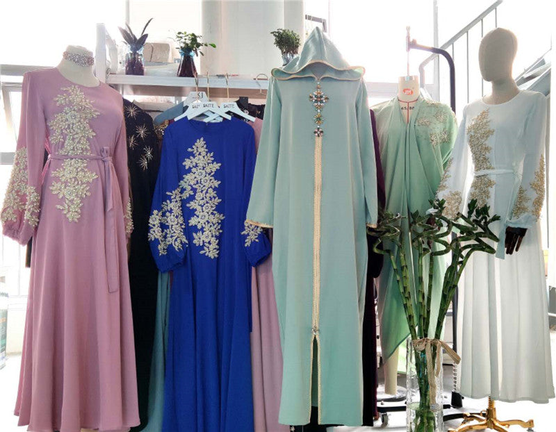 فستان أخضر بغطاء رأس بلون الأفوكادو، فستان سفر بتصميم مغربي مزين بخياطة تركية.