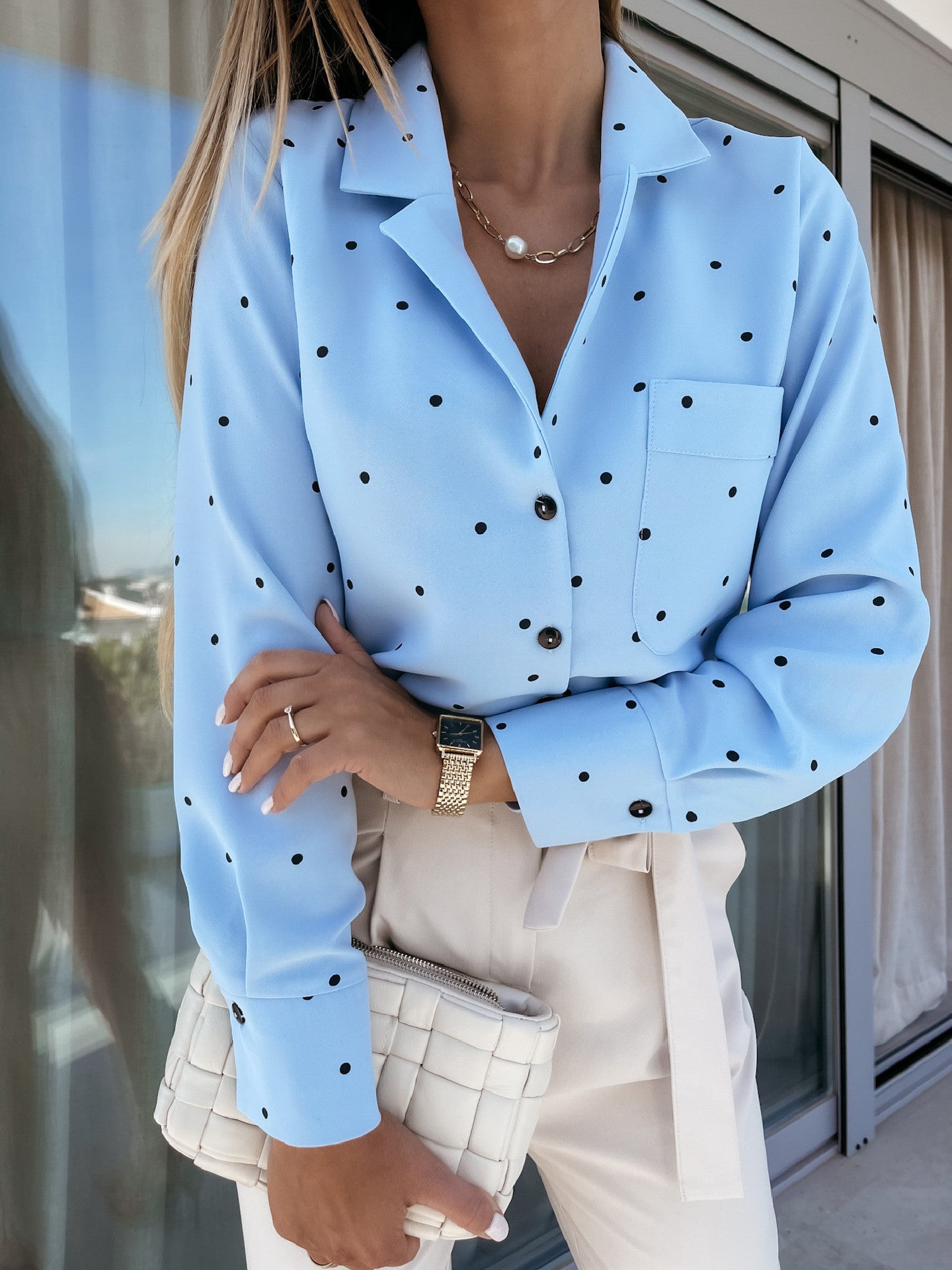 Chemise ajustée à pois à manches longues et à boutons avec poches