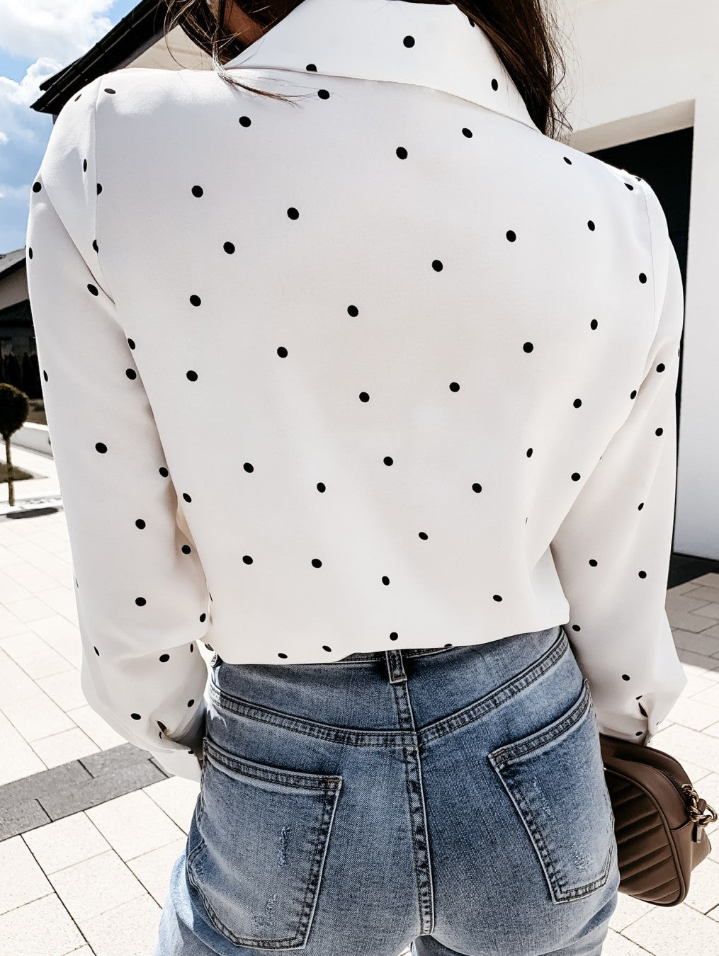Chemise ajustée à pois à manches longues et à boutons avec poches