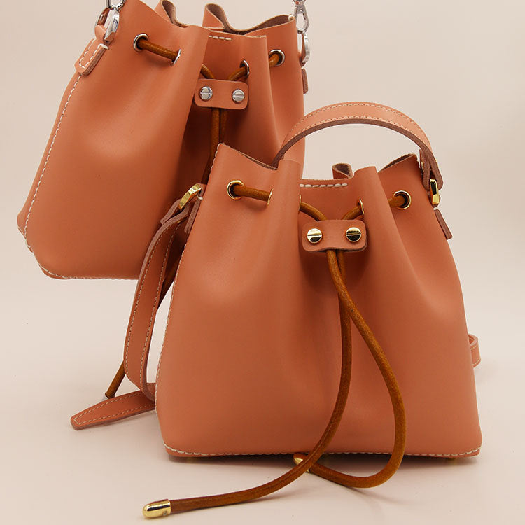 Sac seau en cuir de vachette surpiqué à la main, porté épaule/croisé