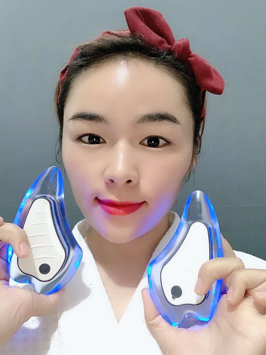 Appareil de massage facial vibrant et chauffant électrique Gua Sha, luminothérapie rouge et bleue, pour un effet beauté, lifting et amincissement du visage.
