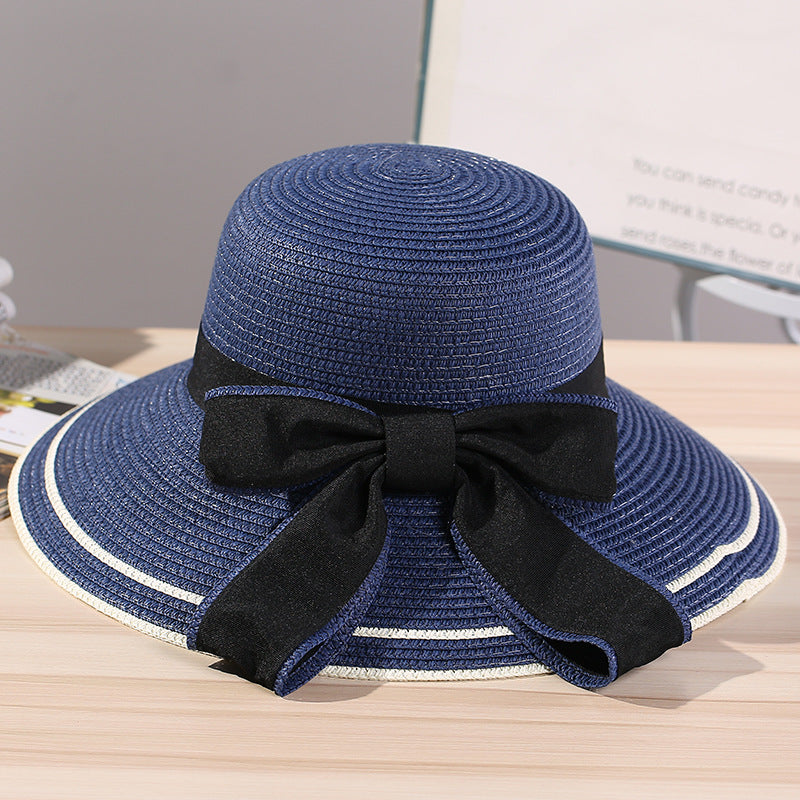 قبعة شاطئ نسائية كبيرة الحواف من القش للحماية من الشمس مع فيونكة