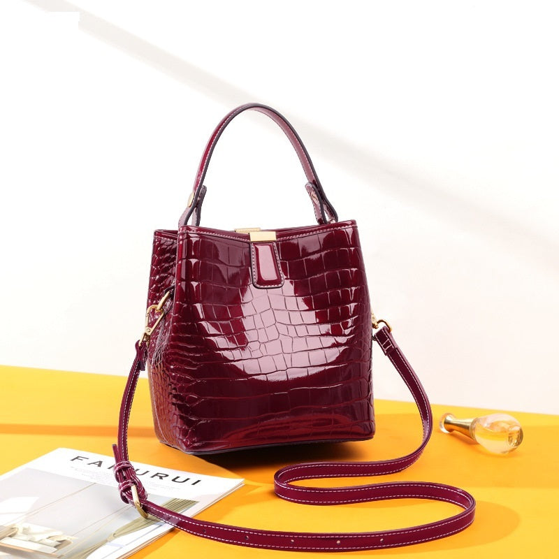 Large-Capacity Bucket Bag with Magnetic Closure