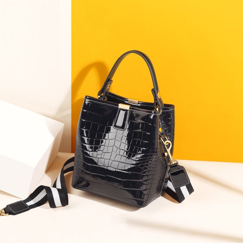 Large-Capacity Bucket Bag with Magnetic Closure