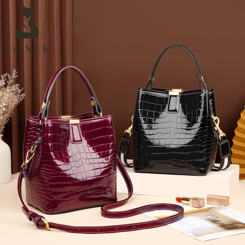 Large-Capacity Bucket Bag with Magnetic Closure