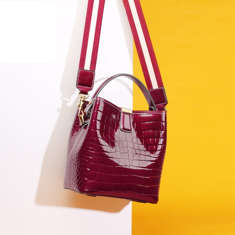 Large-Capacity Bucket Bag with Magnetic Closure