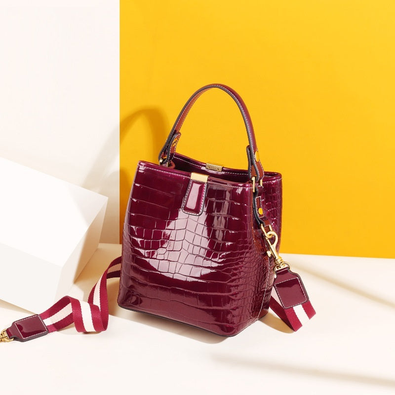 Large-Capacity Bucket Bag with Magnetic Closure