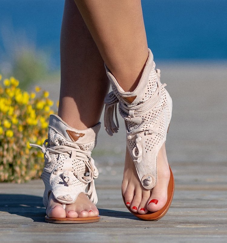 Sandales plates grandes tailles à pompons et découpes lacées pour femmes