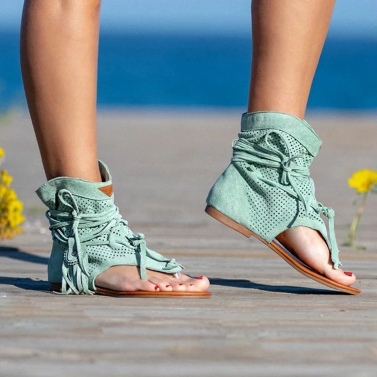 Sandales plates grandes tailles à pompons et découpes lacées pour femmes