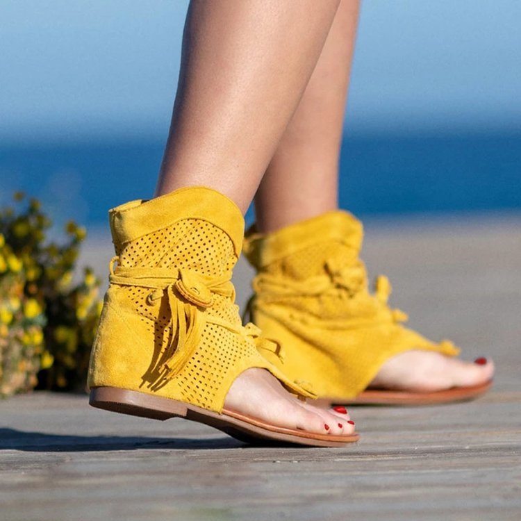 Sandales plates grandes tailles à pompons et découpes lacées pour femmes